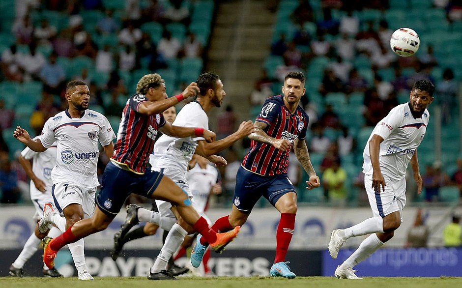 Bahia vira aos 50 minutos do 2º tempo, vence o Bahia de Feira e vai à semi do Baianão