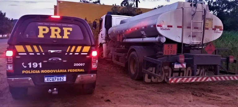 PRF apreende 10 mil litros de cachaça produzida na Chapada Diamantina sendo transportada de forma irregular