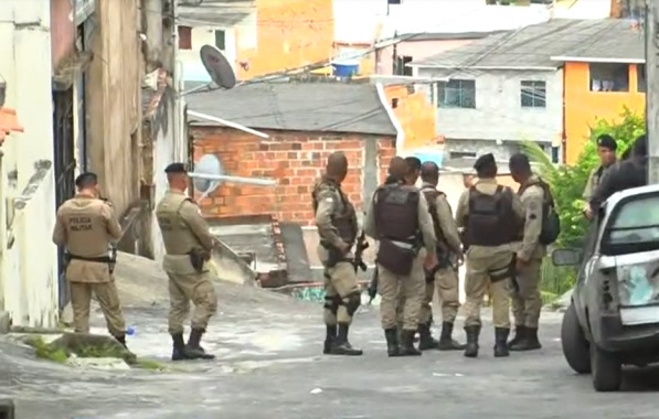 Adolescente é liberada após ser feita refém em Salvador; suspeito é namorado da vítima e foi preso pela PM