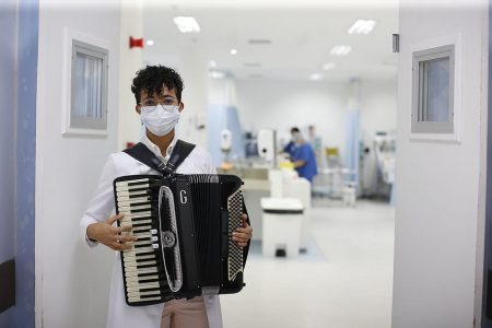 Médica seabrense alegra pacientes tocando sanfona em UTI de Salvador