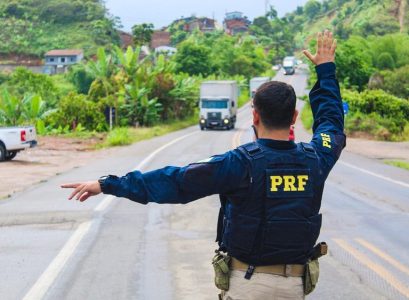 PRF flagra carga irregular de 10 toneladas de abacaxi em Itaberaba