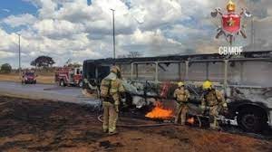 Ônibus escolar pega fogo com 40 crianças dentro
