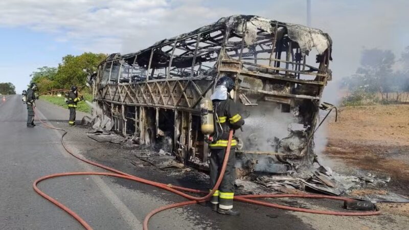 Motorista sai ileso após ônibus pegar fogo em rodovia na Bahia