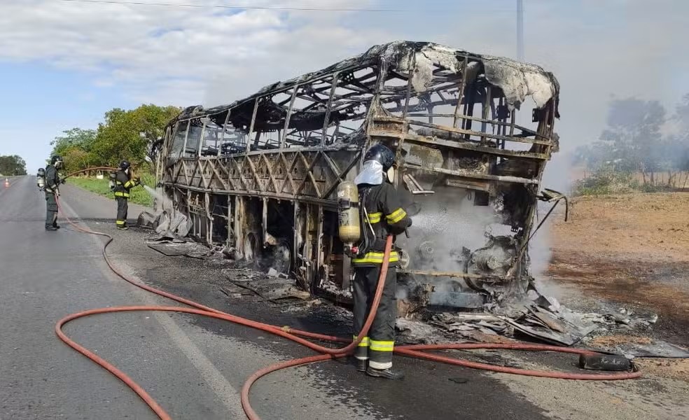 Motorista sai ileso após ônibus pegar fogo em rodovia na Bahia