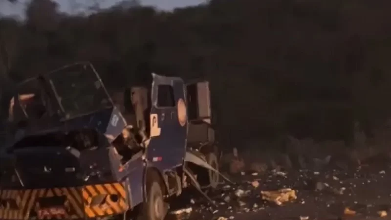 Quadrilha explode carro-forte na BR-101, região da Pedra do Cavalo