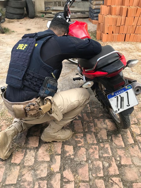 Motocicleta roubada é recuperada pela PRF em Seabra