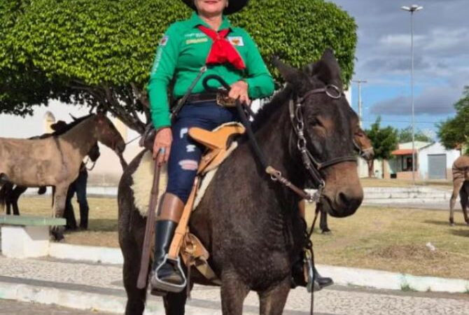 Baiana de 71 anos sai de Itaberaba montada em mula para participar da Festa do Peão em Barretos; percurso é de 1600 km