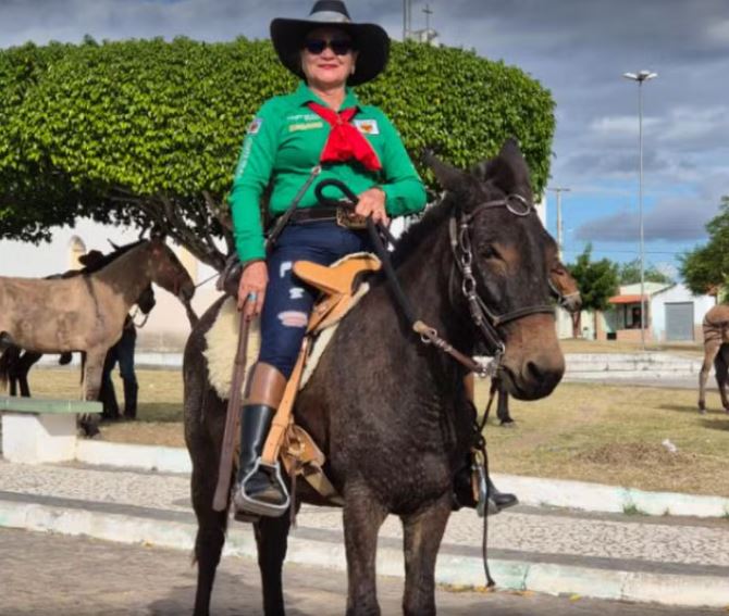 Baiana de 71 anos sai de Itaberaba montada em mula para participar da Festa do Peão em Barretos; percurso é de 1600 km