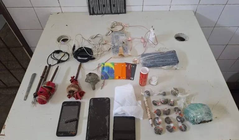 Polícia Civil apreende drogas, celulares e objetos ilícitos em carceragem de Itaberaba