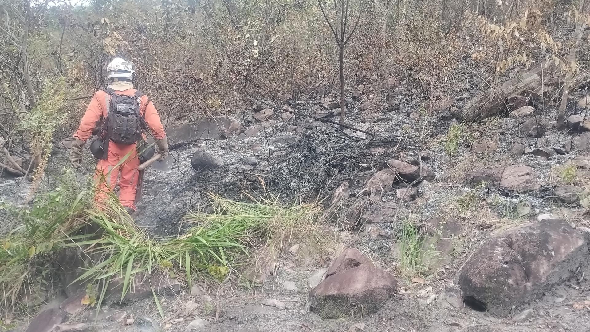 Bombeiros militares combatem incêndios florestais em Lençóis com apoio de aeronave